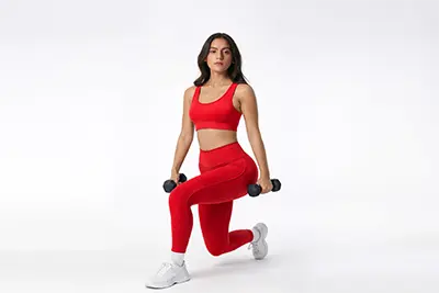 Mujer entrenando fuerza